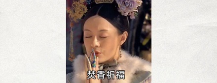 为什么景区的大石头下，都立着好多小木棍？(图)